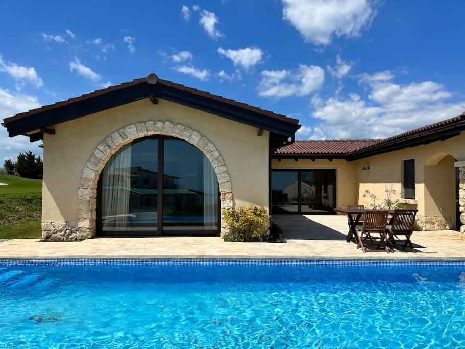 Private Villa At Blacksearama Golf & Villas Resort บัลชิค ภายนอก รูปภาพ
